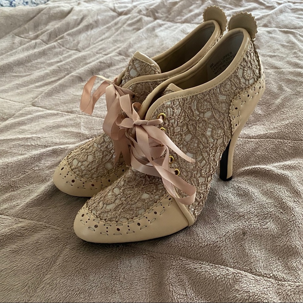 Mojo Moxy Lace Pumps